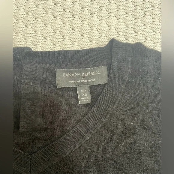 Banana Republic long sleeve v-neck black sweater - Picture 7 of 10